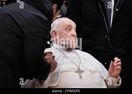 Rom, traditionelle Hommage von Papst Franziskus an die Statue der Unbefleckten Empfängnis auf der Piazza Mignanelli anlässlich der Feier am 8. Dezember. Der Bürgermeister von Rom und eine große Menschenmenge begrüßten den Papst am 8. Dezember 2024 in Rom, Italien. Copyright: XAndreaxCalandrax Stockfoto