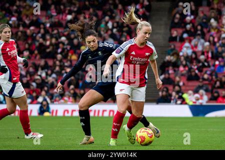 London, Großbritannien. Dezember 2024. London, England, 08. Dezember 2024: Paula Tomas (3 Aston Villa) und Beth Mead (9 Arsenal) im Spiel der Womens Super League zwischen Arsenal und Aston Villa im Emirates Stadium in London. (Pedro Porru/SPP) Credit: SPP Sport Press Photo. /Alamy Live News Stockfoto