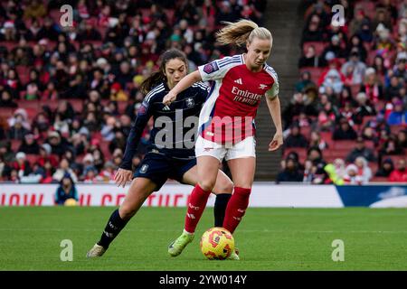 London, Großbritannien. Dezember 2024. London, England, 08. Dezember 2024: Paula Tomas (3 Aston Villa) und Beth Mead (9 Arsenal) im Spiel der Womens Super League zwischen Arsenal und Aston Villa im Emirates Stadium in London. (Pedro Porru/SPP) Credit: SPP Sport Press Photo. /Alamy Live News Stockfoto