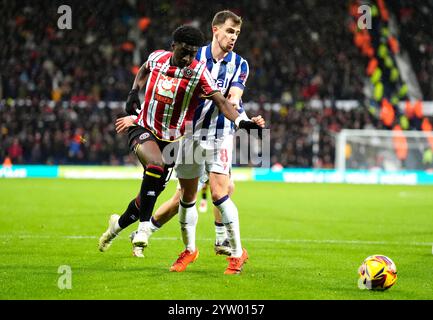 Sheffield United's Jesuran Rak-Sakyi (links) geht von einer Herausforderung von Jayson Molumby von West Bromwich Albion aus und zeigt eine gelbe Karte zum Tauchen während des Sky Bet Championship Matches in den Hawthorns in West Bromwich. Bilddatum: Sonntag, 8. Dezember 2024. Stockfoto