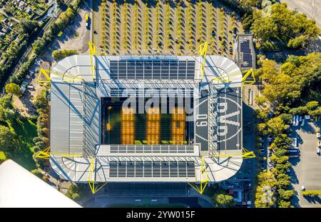 Luftaufnahme, Signal Iduna Park, auch Westfalenstadion, Fußballstadion und Bundesliga Stadion des BVB 09 Borussia Dortmund, vertikaler Schuss, Westfalenhall Stockfoto