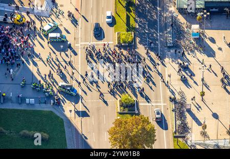 Luftaufnahme, Demonstration am Königswall-Straßenübergang auf dem überfüllten Platz vor dem Dortmunder Hauptbahnhof, Deutsche Bahn AG, Schatten geworfen Stockfoto