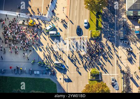 Luftaufnahme, Demonstration am Königswall-Straßenübergang auf dem überfüllten Platz vor dem Dortmunder Hauptbahnhof, Deutsche Bahn AG, Schatten geworfen Stockfoto