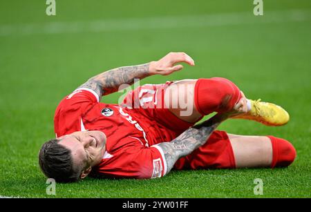 Lukas Kuebler SC Freiburg SCF (17) verletzt Verletzung, DE, TSG 1899 Hoffenheim vs. SC Freiburg, Fussball, Herren, 1. Bundesliga, 13. Spieltag, Spielzeit 2024/2025, 08.12.2024 DFB-VORSCHRIFTEN VERBIETEN JEDE VERWENDUNG VON FOTOGRAFIEN als BILDSEQUENZEN und/oder QUASI-VIDEO. Foto: Eibner-Pressefoto/Michael Weber Stockfoto