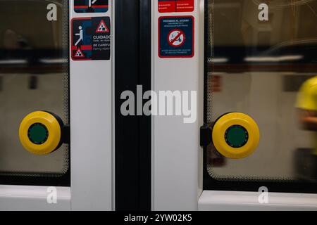 An der Tür zu einer U-Bahn-Station steht ein Schild mit der Aufschrift "Rauchen verboten". Die Tür ist offen und eine Person läuft vorbei Stockfoto