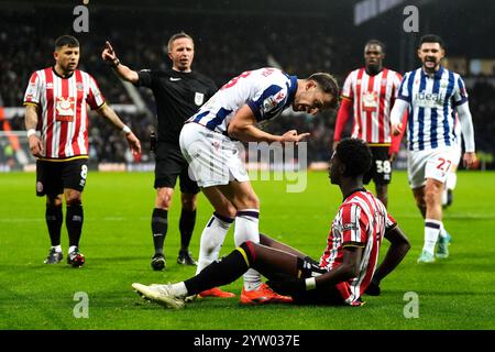 Jayson Molumby von West Bromwich Albion reagiert, nachdem Sheffield United's Jesuran Rak-Sakyi einen Tauchgang im Strafraum während des Sky Bet Championship Matches bei den Hawthorns in West Bromwich simuliert. Bilddatum: Sonntag, 8. Dezember 2024. Stockfoto