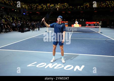Der Australier Alex de Minaur feiert nach dem Gewinn des Grand Final der UTS London 2024 in der Copper Box Arena in London. Bilddatum: Sonntag, 8. Dezember 2024. Stockfoto