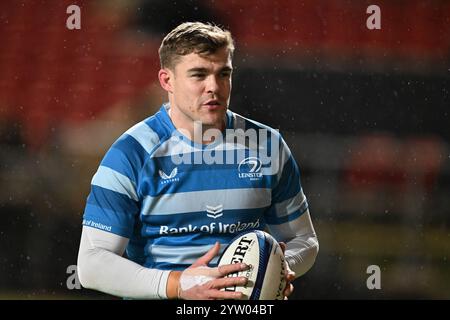 Ashton Gate, Bristol, Großbritannien. Dezember 2024. Investec Champions Cup Rugby, Bristol Bears gegen Leinster; Garry Ringrose von Leinster warms Up Credit: Action Plus Sports/Alamy Live News Stockfoto