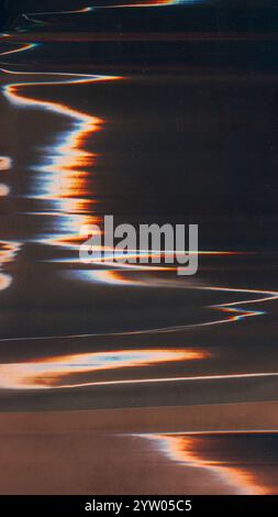 Verzerrungsfehler. Staubkratzüberzug. Lichtreflexwelle. Blau orange weiße Farbe Defekt Artefakte gestört ungleichmäßige alte Filmtextur dunkle Illustration Kunst abstrakter Hintergrund. Stockfoto