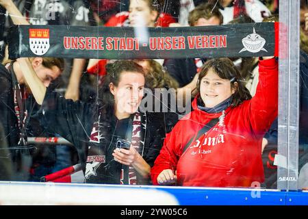 Deutschland. Dezember 2024. Eishockey Penny-DEL 24.Spieltag Koelner Haie - Augsburger Panther am 08.12.2024 in der Lanxess Arena in Köln die Fans feiern den 3:1 Sieg Gemaess den Vorgaben der DEL Deutsche Eishockey Liga ist die Publikation und Weiterverwertung der Aufnahmen in elektronischen Medien und Endgeraeten aller Art waehrend des laufenden Spiels nicht zulaessig. Foto: Revierfoto Credit: ddp Media GmbH/Alamy Live News Stockfoto