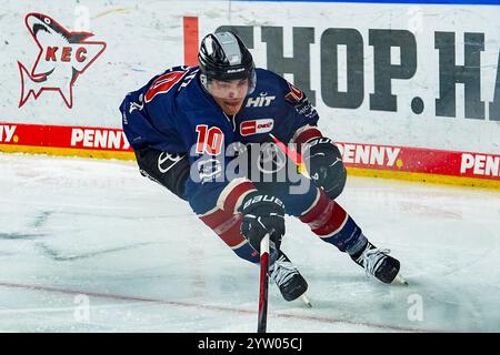 Deutschland. Dezember 2024. Eishockey Penny-DEL 24.Spieltag Koelner Haie - Augsburger Panther am 08.12.2024 in der Lanxess Arena in Köln Justin Schuetz ( Köln ) Gemaess den Vorgaben der DEL Deutsche Eishockey Liga ist die Publikation und Weiterverwertung der Aufnahmen in elektronischen Medien und Endgeraeten aller Art waehrend des laufenden Spiels nicht zulaessig. Foto: Revierfoto Credit: ddp Media GmbH/Alamy Live News Stockfoto