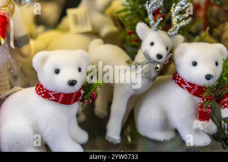 Weihnachtsfiguren von Bären und Hirschen Stockfoto