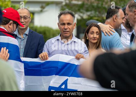 Während einer Demonstration in der Nähe der verbrannten Adass Israel-Synagoge halten Demonstranten Schilder und schwenken israelische Fahnen, die Gerechtigkeit und Einheit in Melbourne, Australien, fordern. Die jüdische Gemeinde in Melbourne veranstaltete eine Kundgebung in der Nähe der Adass Israel Synagoge in Ripponlea, nachdem das Gebäude bei einem angeblichen Brandanschlag von Männern in schwarz gekleidet Anfang dieser Woche in Brand gesetzt wurde. Die Demonstration verurteilte den Antisemitismus und forderte Gerechtigkeit, wobei die Teilnehmer die Notwendigkeit von Einheit und Toleranz betonten. Die Synagoge, ein Eckpfeiler des jüdischen Lebens in der Gegend, die Führer haben den Angriff und calle politisch verurteilt Stockfoto