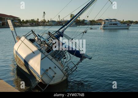 Weitsicht-Brückenboot am Rande der Betonmauer an der Boca Ciega Bay in St Pete Beach FL. Blauer Himmel und ruhiges Wasser. Stockfoto