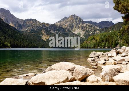 Landschaftsbild des san mauricio Sees im spanischen Nationalpark aigues tortes, katalanische Pyrinäengebiet Stockfoto