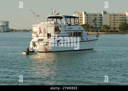 Close Blick von der Intercoastal zu großen weißen Booten in der Mitte des Wassers in der Nähe der Zugbrücke des Corey Causeway. In Richtung ferne Küste und Wohnungen. Spät Stockfoto