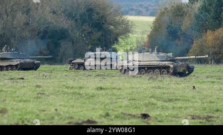 Eine Truppe britischer Armee-Herausforderer II 2 FV4034 Hauptkampfpanzer im Einsatz bei einer militärischen Übung Stockfoto