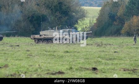 Eine Truppe britischer Armee-Herausforderer II 2 FV4034 Hauptkampfpanzer im Einsatz bei einer militärischen Übung Stockfoto