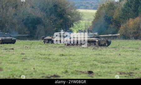 Eine Truppe britischer Armee-Herausforderer II 2 FV4034 Hauptkampfpanzer im Einsatz bei einer militärischen Übung Stockfoto