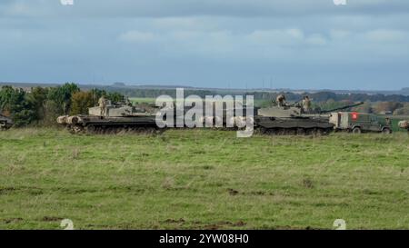 Eine Truppe britischer Armee-Herausforderer II 2 FV4034 Hauptkampfpanzer im Einsatz bei einer militärischen Übung Stockfoto