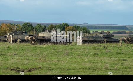 Eine Truppe britischer Armee-Herausforderer II 2 FV4034 Hauptkampfpanzer im Einsatz bei einer militärischen Übung Stockfoto