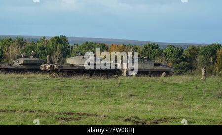 Eine Truppe britischer Armee-Herausforderer II 2 FV4034 Hauptkampfpanzer im Einsatz bei einer militärischen Übung Stockfoto