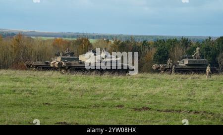 Eine Truppe britischer Armee-Herausforderer II 2 FV4034 Hauptkampfpanzer im Einsatz bei einer militärischen Übung Stockfoto