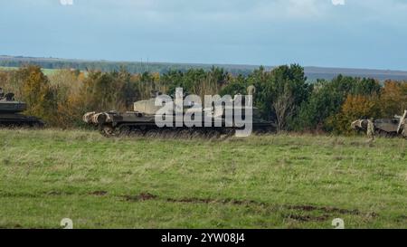 Eine Truppe britischer Armee-Herausforderer II 2 FV4034 Hauptkampfpanzer im Einsatz bei einer militärischen Übung Stockfoto