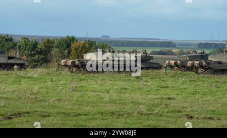 Eine Truppe britischer Armee-Herausforderer II 2 FV4034 Hauptkampfpanzer im Einsatz bei einer militärischen Übung Stockfoto