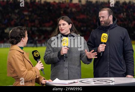 Bristol Bears' Ilona Maher (Mitte) wird zur Halbzeit auf dem Spielfeld während des Investec Champions Cup Matches in Ashton Gate, Bristol, interviewt. Bilddatum: Sonntag, 8. Dezember 2024. Stockfoto