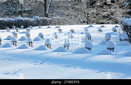 Kleine Laternen auf finnischen Kriegsgräbern im Winter Stockfoto