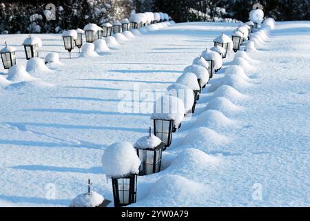 Kleine Laternen auf finnischen Kriegsgräbern im Winter Stockfoto