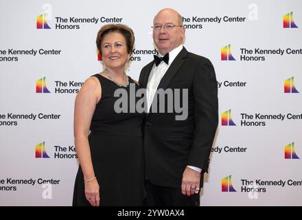 Deborah F. Rutter, Präsident des John F. Kennedy Center for the Performing Arts, und Ehemann Peter Ellefson kommen am Samstag, den 7. Dezember 2024, zur Medallion-Zeremonie zu Ehren der Empfänger der 47. Jährlichen Kennedy Center Honors im US-Außenministerium in Washington, DC. Die 2024 Preisträger sind: Der gefeierte Regisseur und Filmemacher Francis Ford Coppola, die legendäre amerikanische Rockband The Grateful Dead (Mickey Hart, Bill Kreutzmann, Phil Lesh, Bobby Weir), der Blues-Rock-Sänger, Songwriter und Gitarrist Bonnie Raitt, der Jazz-Trompeter, Pianist und Komponist Arturo Sandoval und der Apollo Stockfoto