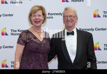 Der US-Senator Tammy Baldwin (Demokrat von Wisconsin) und David Bohnett kommen am Samstag, den 7. Dezember 2024, zur Medallion-Zeremonie zu Ehren der Empfänger der 47. Jährlichen Kennedy Center Honors im US-Außenministerium in Washington, DC, an. Die 2024 Preisträger sind: Der gefeierte Regisseur und Filmemacher Francis Ford Coppola, die legendäre amerikanische Rockband The Grateful Dead (Mickey Hart, Bill Kreutzmann, Phil Lesh, Bobby Weir), der Blues-Rock-Sänger, Songwriter und Gitarrist Bonnie Raitt, der Jazz-Trompeter, Pianist und Komponist Arturo Sandoval und der Apollo, der eine Sonderschrift erhält Stockfoto