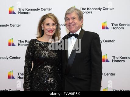 Der ehemalige US-Senator Roy Blunt (Republikaner von Missouri) und seine Frau Abigail kommen am Samstag, den 7. Dezember 2024, zur Medallion-Zeremonie zu Ehren der Empfänger der 47. Jährlichen Kennedy Center Honors im US-Außenministerium in Washington, DC, an. Die 2024 Preisträger sind: Der gefeierte Regisseur und Filmemacher Francis Ford Coppola, die legendäre amerikanische Rockband The Grateful Dead (Mickey Hart, Bill Kreutzmann, Phil Lesh, Bobby Weir), der Blues-Rock-Sänger, Songwriter und Gitarrist Bonnie Raitt, der Jazz-Trompeter, Pianist und Komponist Arturo Sandoval und der Apollo, der wieder ausgetragen wird Stockfoto