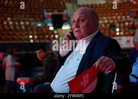 München, Deutschland. Dezember 2024. Uli HOENESS (ehemaliger FCB-Präsident), Ehrenpräsident, bei der Jahreshauptversammlung des FC BAYERN MÜNCHEN im BMW Park München, 8. Dezember 2024, Saison 2024/2025, Fotograf: Peter Schatz Credit: Peter Schatz/Alamy Live News Stockfoto