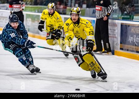 Oliver Noack (23, EC Bad Toelz) geht an Jari Neugebauer (10, EV Lindau Islanders) vorbei GER, EV Lindau Islanders vs Bad Toelzer Loewern, Eishockey, DEB, Oberliga verklagt, Saison 2024/25, Spieltag 25, 08.12.2024, Foto: Eibner-Pressefoto/Florian Wolf Stockfoto