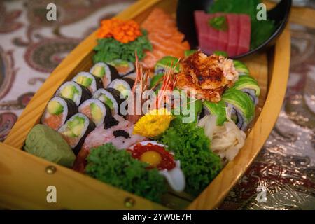 Japanisches Sushi-Boot mit einer Vielzahl von Sushi Stockfoto