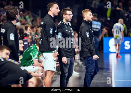 Jaron Siewert (Fuechse Berlin, Trainer), Lukas Herburger (Fuechse Berlin, #29), GER, Fuechse Berlin vs. SC Magdeburg, 1. Bundesliga, Daikin HBL, Herren, 13. Spieltag, Saison 2024/2025, 08.12.2024 Foto: Eibner-Pressefoto/ Claudius Rauch Stockfoto