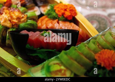 Japanisches Sushi-Boot mit einer Vielzahl von Sushi Stockfoto