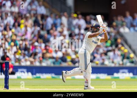 Adelaide, Australien, 8. Dezember 2024. Rishabh Pant of India schlägt am 3. Tag des NRMA Insurance Day-Night Test Matches zwischen Australien und Indien im Adelaide Oval am 8. Dezember 2024 in Adelaide, Australien. Quelle: Santanu Banik/Speed Media/Alamy Live News Stockfoto