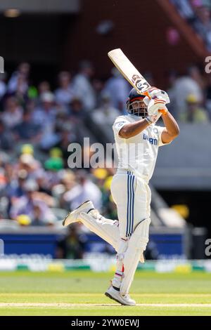 Adelaide, Australien, 8. Dezember 2024. Rishabh Pant of India spielt am 3. Tag des NRMA Insurance Day-Night Test Matches zwischen Australien und Indien im Adelaide Oval am 8. Dezember 2024 in Adelaide, Australien. Quelle: Santanu Banik/Speed Media/Alamy Live News Stockfoto