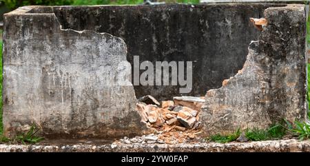 Alte zerbröckelnde Backsteinmauer rustikale Textur, verlassen, geheimnisvoll Stockfoto