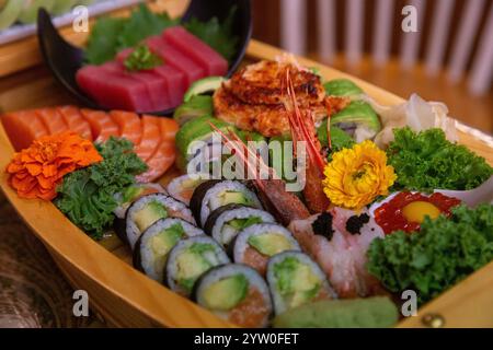 Japanisches Sushi-Boot mit einer Vielzahl von Sushi Stockfoto