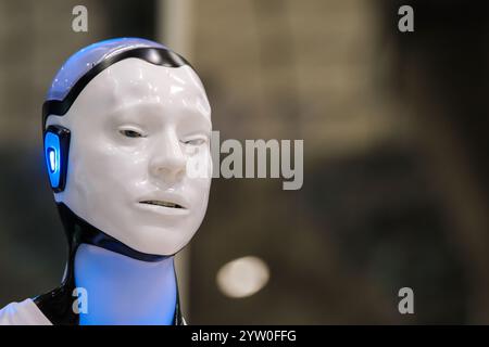 Nahaufnahme eines futuristischen humanoiden Roboters mit fortschrittlicher Robotik-Technologie und kybernetischem Design mit blau leuchtendem Licht. Ideal für Themen der künstlichen Intelligenz und futuristische Konzepte. Stockfoto