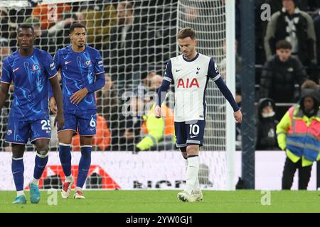 London, Großbritannien. Dezember 2024. Tottenham Hotspur Mittelfeldspieler James Maddison (10) sieht beim Spiel Tottenham Hotspur FC gegen Chelsea FC English Premier League im Tottenham Hotspur Stadium, London, England, Großbritannien am 8. Dezember 2024 niedergeschlagen aus Stockfoto