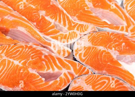 Lachs – frisches Fischsteak auf weißem Hintergrund. Die rohen, unvorbereiteten Lachsfilets werden für beliebte Fischgerichte verwendet. Stockfoto