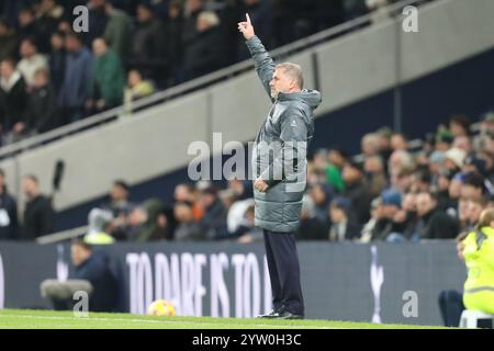 Tottenham Hotspur Stadium, London, Großbritannien. Dezember 2024. Premier League Football, Tottenham Hotspur gegen Chelsea; Tottenham Hotspur Manager Ange Postecoglou in den letzten Sekunden des Spiels. Beschreibung: Action Plus Sports/Alamy Live News Stockfoto