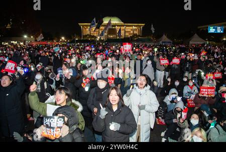 Massenkundgebung, die die Amtsenthebung von Präsident Yoon Suk-Yeol fordert, 7. Dezember 2024 : Südkoreaner veranstalten eine Massenkundgebung, die die Amtsenthebung und Inhaftierung von Präsident Yoon Suk-Yeol vor der Nationalversammlung in Seoul fordert. Hunderttausende von Menschen nahmen an der Kundgebung Teil, als eine Parlamentsabstimmung über einen Amtsenthebungsantrag stattfand. Die Nationalversammlung hielt am Samstag eine Plenarsitzung ab, um über einen Amtsenthebungsantrag gegen Yoon wegen seiner Erklärung des Kriegsrechts Anfang dieser Woche abzustimmen, aber der Amtsenthebungsantrag wurde wegen fehlender Beschlussfähigkeit gestrichen. Das herrschende Volk Stockfoto