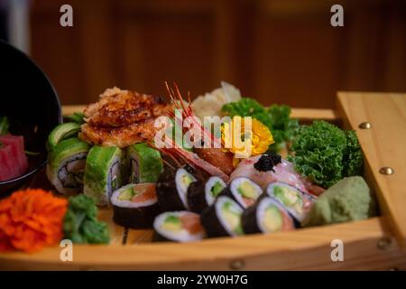 Sushi, Sashimi und Rollen in einem Boot für eine Party Stockfoto